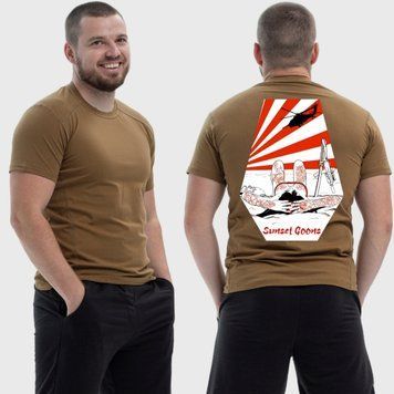 Чоловіча тактична футболка з принтом Sunset Goons дівчина на пляжі гелікоптер вертоліт, Койот 4071796 фото