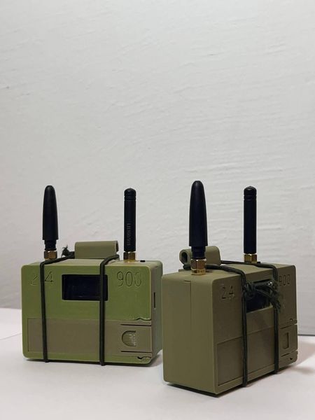 Ванильная конфеты 701-1020 МГц имеет дополнительную антенну 2,4 ГГц, USB-разъемы и многочарно-оригинальное резюме 35798062 фото