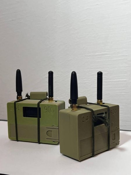 Ванильная конфеты 701-1020 МГц имеет дополнительную антенну 2,4 ГГц, USB-разъемы и многочарно-оригинальное резюме 35798062 фото