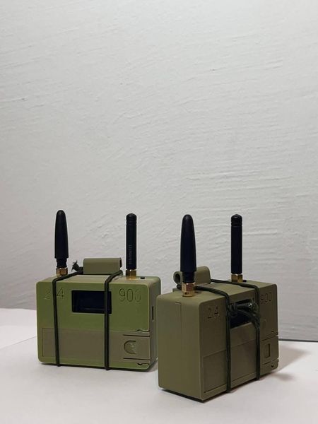Ванильная конфеты 701-1020 МГц имеет дополнительную антенну 2,4 ГГц, USB-разъемы и многочарно-оригинальное резюме 35798062 фото