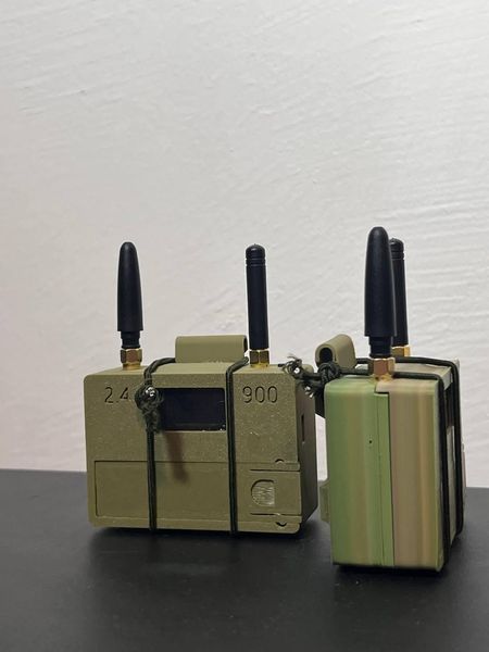 Ванильная конфеты 701-1020 МГц имеет дополнительную антенну 2,4 ГГц, USB-разъемы и многочарно-оригинальное резюме 35798062 фото