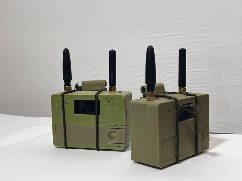 Ванильная конфеты 701-1020 МГц имеет дополнительную антенну 2,4 ГГц, USB-разъемы и многочарно-оригинальное резюме 35798062 фото